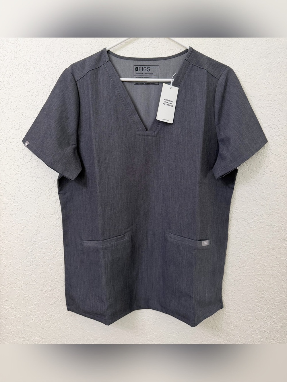 ✨New✨ FIGS Casma Three Pocket Scrub Top - Graphite - Large